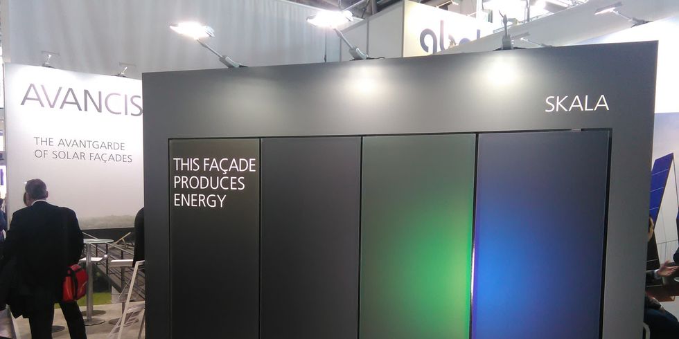 Farbige Solarmodule auf einer Messe