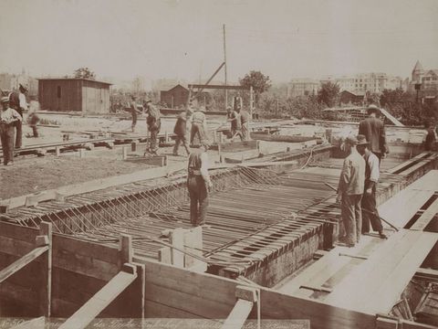 Bau der Tunneldecke des U-Bahnhofs Rüdesheimer Platz, 04. Juni 1911. 