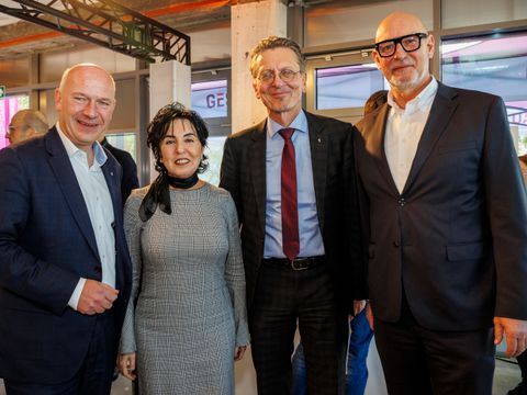 Bildvergrößerung: Feiern gemeinsam 60 Jahre Märkisches Viertel, v.l.: Berlins Regierender Bürgermeister Kai Wegner, Reinickendorfs Bezirksbürgermeisterin Emine Demirbüken-Wegner, Stadtentwicklungssenator Christian Gaebler und Jörg Franzen, Vorstandsvorsitzender der GESOBAU .