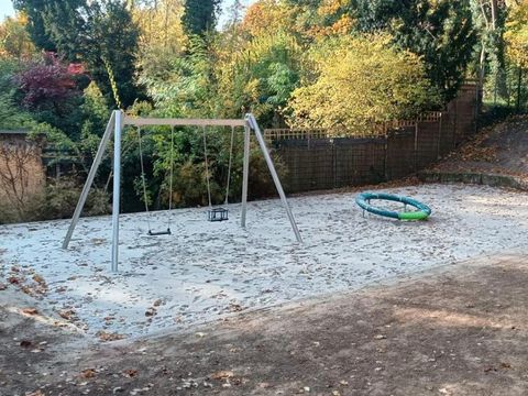 Bildvergrößerung: Blick auf die Schaukel des Spielplatz 'Zum Löwen' in Wannsee