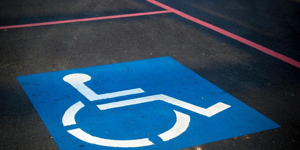 Behindertenparkplatz mit StVO-gerechte Kennzeichnung.