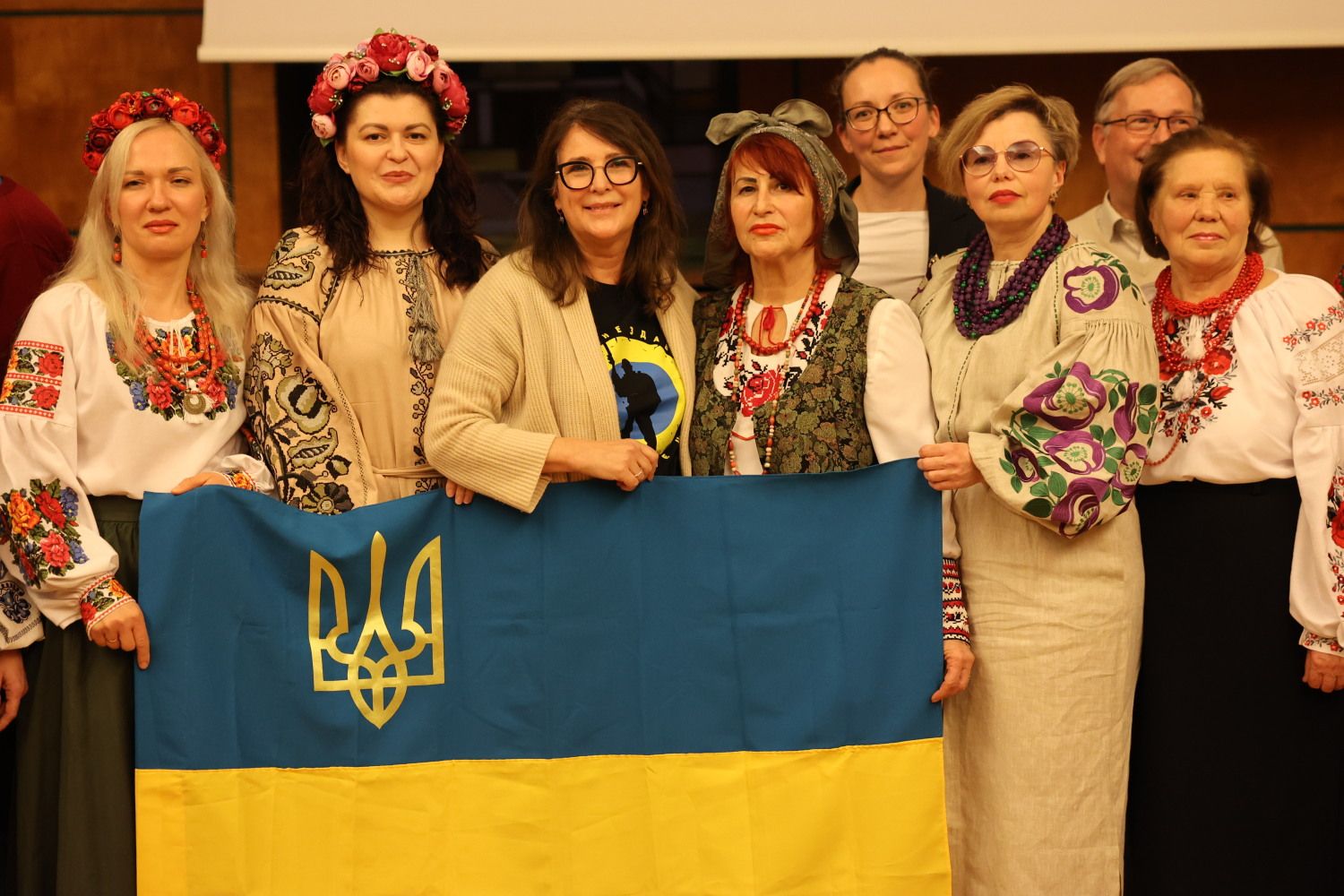 6. November 2024: Farbenfrohes ukrainisches Lokalkolorit im Alten BVV-Saal des Rathauses Zehlendorf (in der Bildmitte Olga Pischel, Vorstandsmitglied des Städtepartnerschaftsvereins Steglitz-Zehlendorf e.V.)