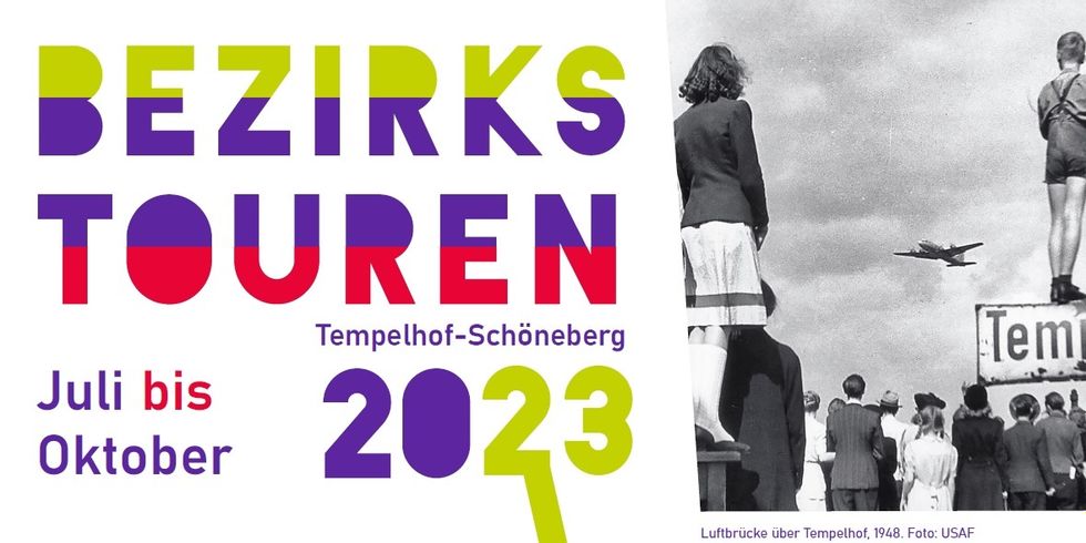 Ein Flyer mit dem Titel "Bezirkstouren Tempelhof-Schöneberg, Juli bis Oktober 2023" und einem Foto von Menschen, die in die Ferne zu einem Flugzeug schauen.