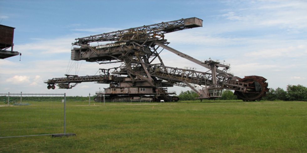 buehne Ein Schaufelbagger "SRs1399" in Ferropolis auf einer großen Wiese