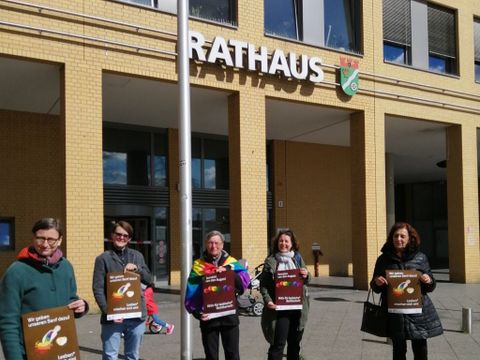 Vertreterinnen von Lesben leben Familie e.V. und vom FrauenNetz Marzahn-Hellersdorf machen gemeinsam mit der Frauen- und Gleichstellungsbeauftragten auf den Tag der lesbischen Sichtbarkeit vor dem Rathaus Marzahn-Hellersdorf aufmerksam. 