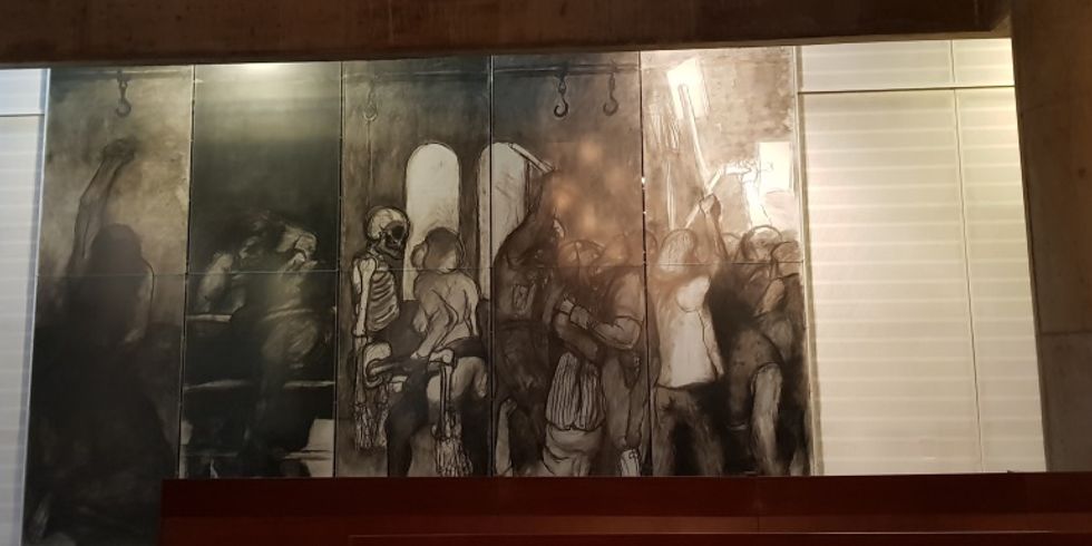 Ausschnitt aus dem "Plötzenseer Totentanz" des österreichischen Künstlers Alfred Hrdlicka in der Gedenkkirche des Evangelischen Gemeindezentrums Plötzensee