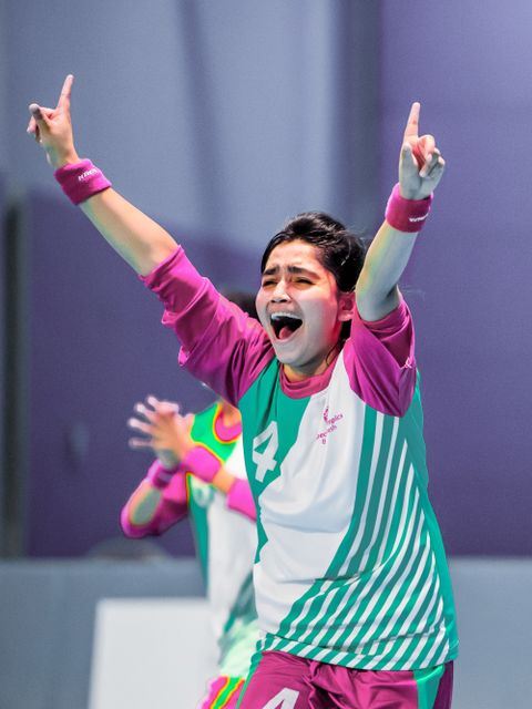 Eine Athletin aus Bangladesch freut sich beim Handball | An athlete from Bangladesh enthusiastically playing handball