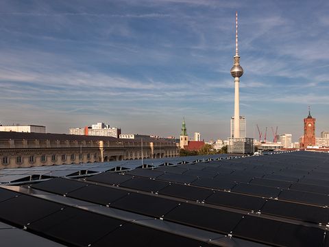 Ansicht der PV-Anlage vom Dach der ESMT mit Blick auf den Berliner Fernsehturm.