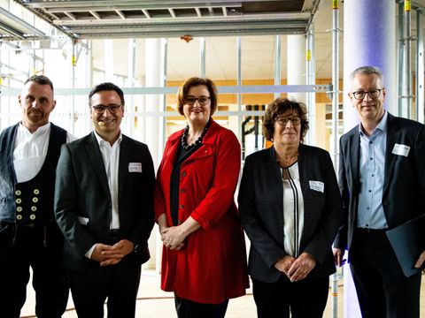 Bildvergrößerung: Richtfest FUHUB v.l.n.r.: Hr. Reichmann (Terhalle), Hr. Gönden (Driven), Fr. Sentorin Dr. Czyborra, Fr. Schellenberg (Bezirksbürgermeisterin), Hr. Prof. Dr. Ziegler (Präsident FU Berlin)