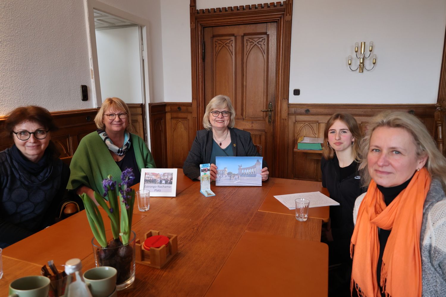 21. Februar 2024: Delegationsbesuch der Gail-S.-Halvorsen-Schule bei Bezirksstadträtin Richter-Kotowski im Rathaus Steglitz