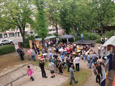 Besucher während des Multikulturenfestes und Jubiläums des Bungalows