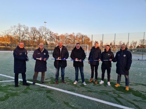 Bildvergrößerung: Gemeinsam übergaben die Bezirksstadträte Frank Bewig und Thorsten Schatz den frisch sanierten Kunstrasenplatz an den SC Staaken e.V. 