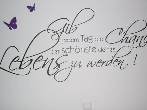 Schwarze Schrift auf weißem Grund, Gib jedem Tag die Chance, der schönste deines Lebens zu werden!