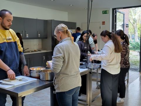 Die Auszubildenden bereiten in der Lehrküche der Volkshochschule ein Drei-Gänge-Menü zu