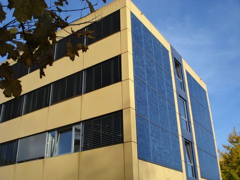 Blick auf eine Hauswand mit Solarfassade.