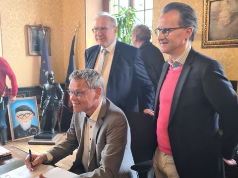 Bildvergrößerung: Bezirksbürgermeister Jörn Oltmann bei der Eintragung in das Gästebuch von Charenton. Von links nach rechts: Bezirksbürgermeister Jörn Oltmann, René Freysz (Präsident Partnerschaftsverein Charenton-le-Pont), Hervé Gicquel (Bürgermeister von Charenton-le-Pont)