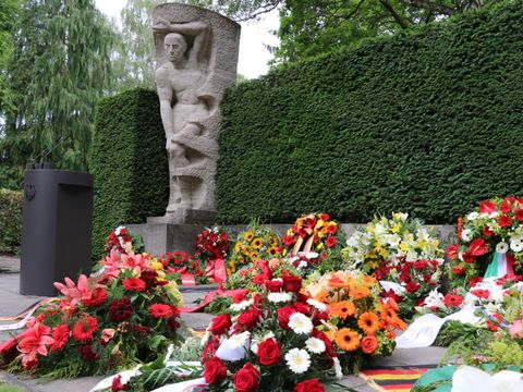 Die Kränze zum Gedenken auf dem Urnenfriedhof.