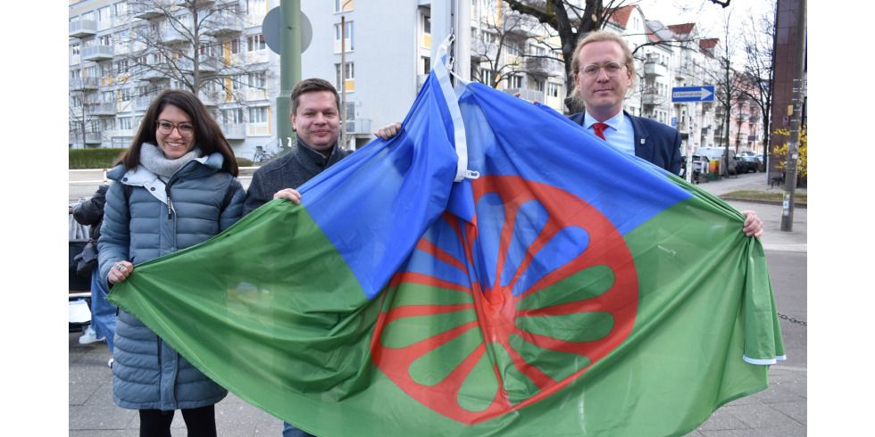 2023-04-06 Flagge zum Internationalen Tag der Roma gehisst_Filiz Keküllüğlu_Martin Schaefer_Kevin Hönicke © BA Lichtenberg