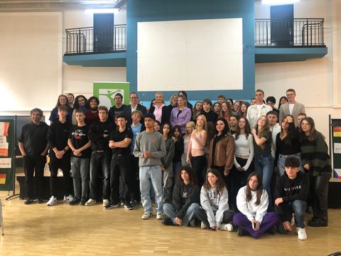 Teilnehmenden der "European Democratic Action Week" in der Schule an der Dahme - Gruppenbild