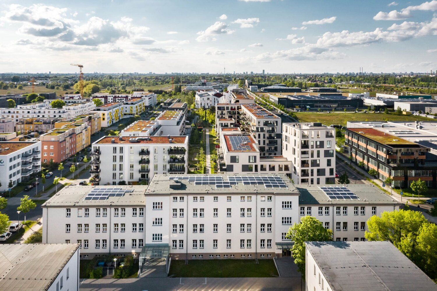 Solaranlage auf dem Dach des Jugenamts Trepow-Köpenick, Blick über viele Häuser