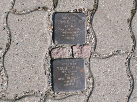 Bildvergrößerung: Stolperstein für die Schwestern Eichner