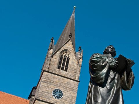 Blick auf das Lutherdenkmal vor der Kaufmannskirche in Erfurt