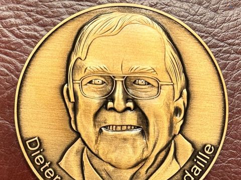 Bildvergrößerung: Die Dieter-Braunsdorf-Medaille in Gold