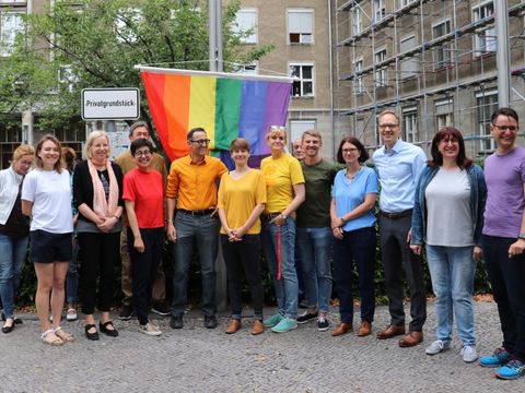 Bildvergrößerung: Hissen der Regenbogenfahne vor dem Rathaus Tiergarten