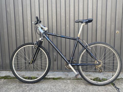 Schwarzes Herrenfahrrad