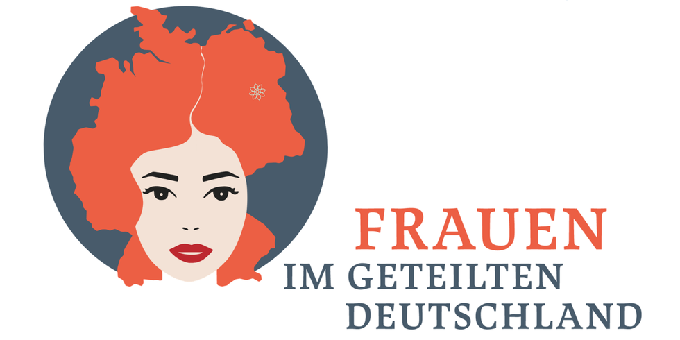 Schritzug "Frauen im geteilten Deutschland" mit gezeichnetem Frauenkopf vor den Umrissen einer Deutschlandkarte aus der Teilungszeit, die grafisch zugleich als Frisur der dagestellten Person dient.