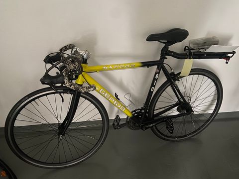 Schwarz-gelbes Herrenfahrrad