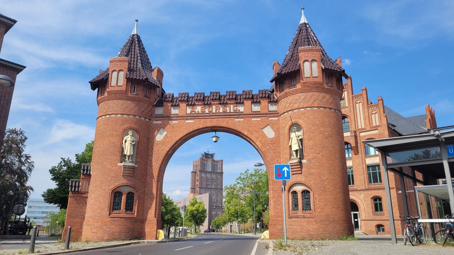 Bildvergrößerung: Das historische Borsigtor im Gewerbe- und Industriegebiet Borsigdamm im Ortsteil Tegel