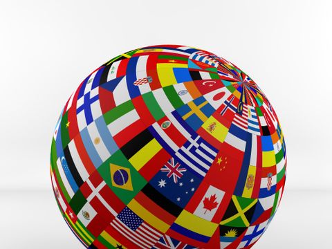 Globus bestehend aus vielen internationalen Flaggen