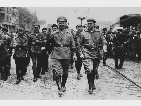 Ernst Thälmann (Mitte) bei einem Marsch des Roten Frontkämpferbundes (RFB) in Berlin, 1927.