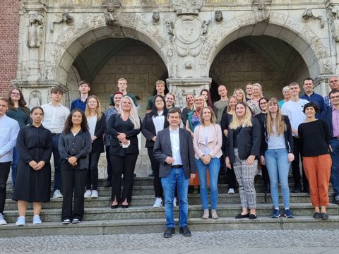 Bildvergrößerung: Bezirksbürgermeister Uwe Brockhausen (vorne mitte) begrüßt den Azubi-Jahrgang 2022