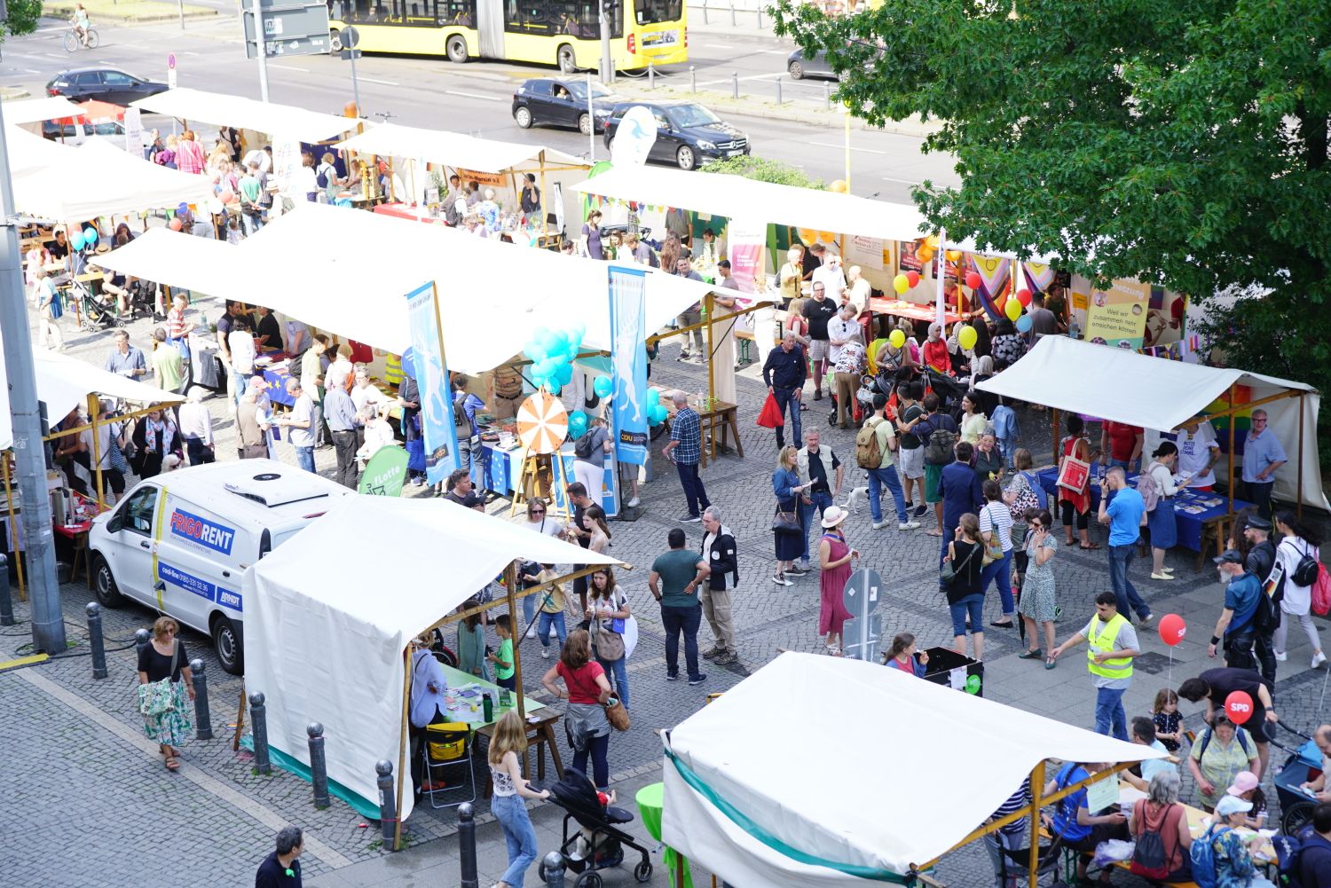 Blick von oben auf Marktstände und Menschen