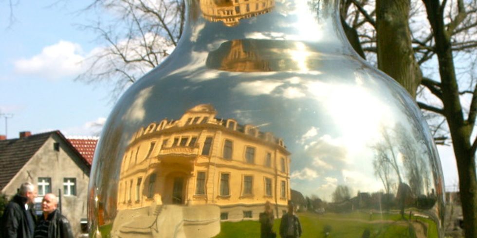 Das Schloss Ribbeck als Spiegelbild in einer übermannsgroßen Vase