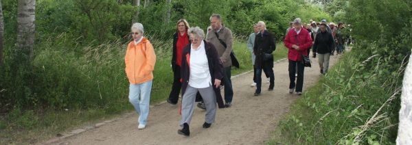 Bildvergrößerung: Bezirksbürgermeisterin Angelika Schöttler führt die BürgerInnen zum Freizeitpark Marienfelde