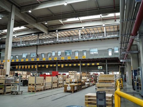 Im Logistikzentrum der Firme Reyher in Hamburg lagern 130.000 verschiedenen Artikel