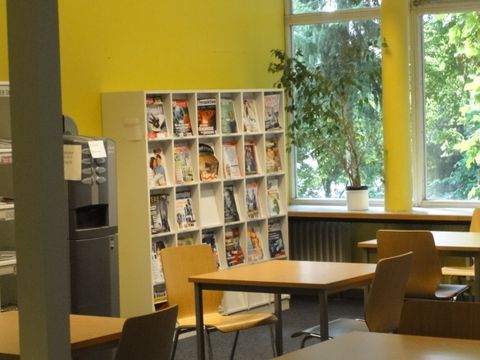 Zeitschriften, Tische und Stühle in der Bibliothek am Schäfersee