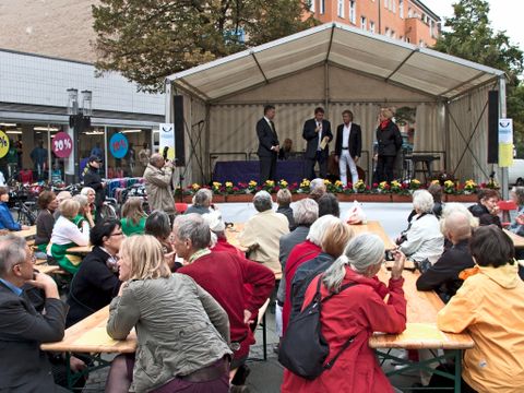 Bei der Verleihung des Ehrenamtspreises wurde Bezirksstadtrat Carsten Engelmann von der Kabarettistin Gabi Decker, dem Entertainer Bert Beel und Ulli Zelle vom RBB, unterstützt.