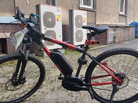 Schwarz-rotes E-Bike