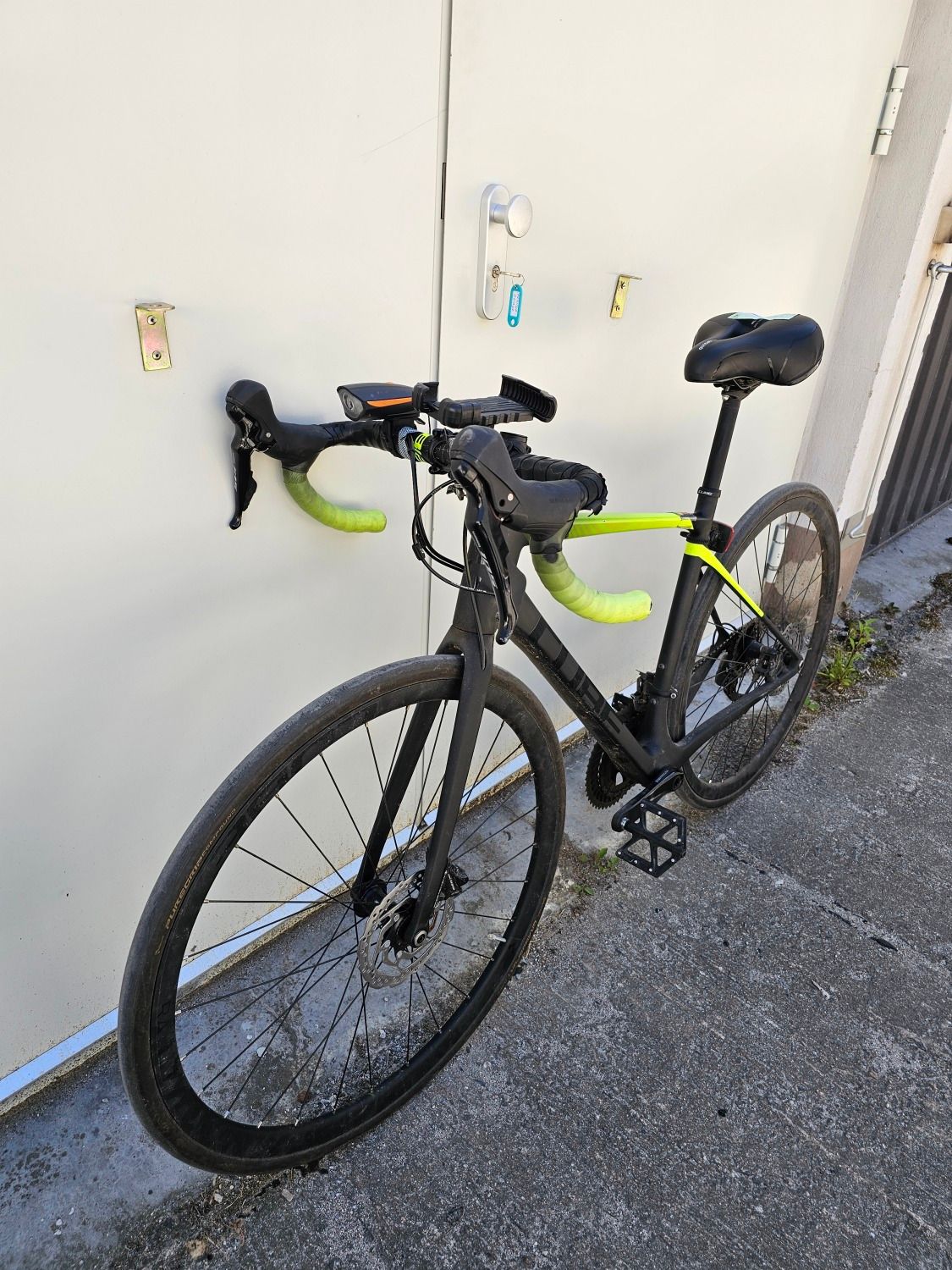 Gelb-schwarzes Rennrad