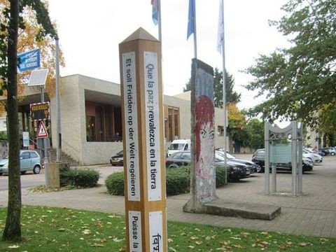 Friedenssäule, Segment der Berliner Mauer und Europadenkmal vor dem Europäischen Dokumentationszentrum in Schengen