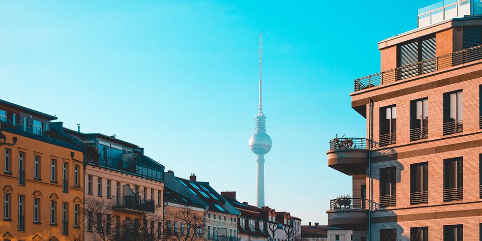 Mehrfamilienhäuser, im Hintergrund der Fernsehturm.