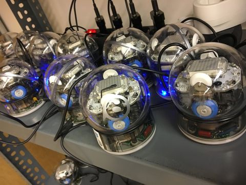 Sphero Bolt beim laden 