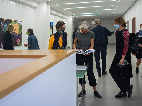 Besucher bei der Eröffnung Heidi Specker DAMME