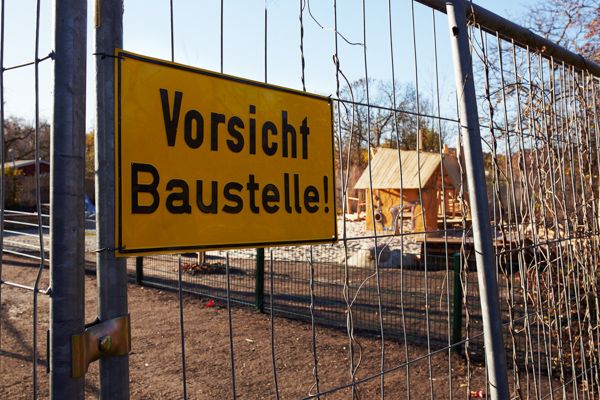 Das Bild zeigt einen Bauzaun und eine Baustelle auf einem Spielplatz im Franckepark