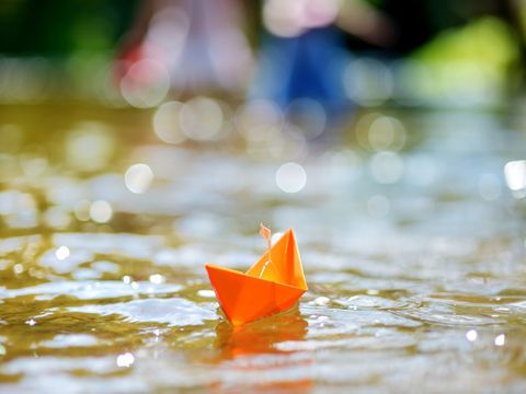 Papierschiffchen im Wasser