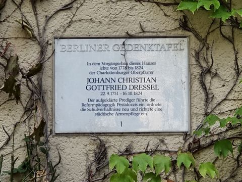 Gedenktafel am Gemeindehaus der Luisengemeinde, Gierkeplatz 4.